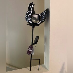 Red Shed. Black and White Rooster Solar Garden Light. NWT.